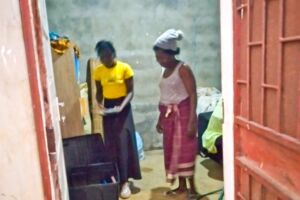 Zwei Personen vor einer Bücherkiste.